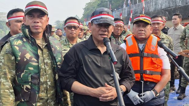 Personel Polda Metro Jaya, Kodam Jaya dan PPSU Pemprov DKI Jakarta membersihkan Sungai Kalijodo, Jakut, Sabtu ()15/8/2026).