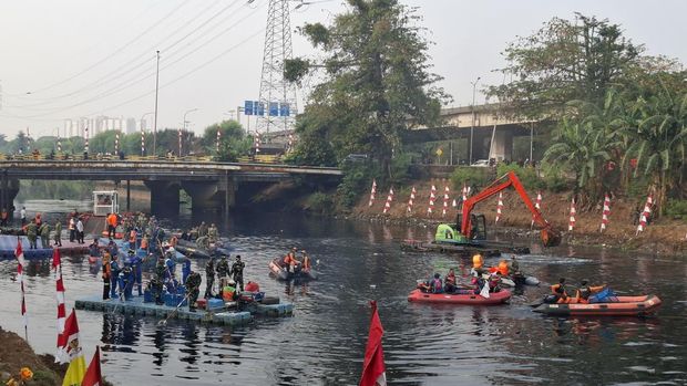 Personel Polda Metro Jaya, Kodam Jaya dan PPSU Pemprov DKI Jakarta membersihkan Sungai Kalijodo, Jakut, Sabtu ()15/8/2026).