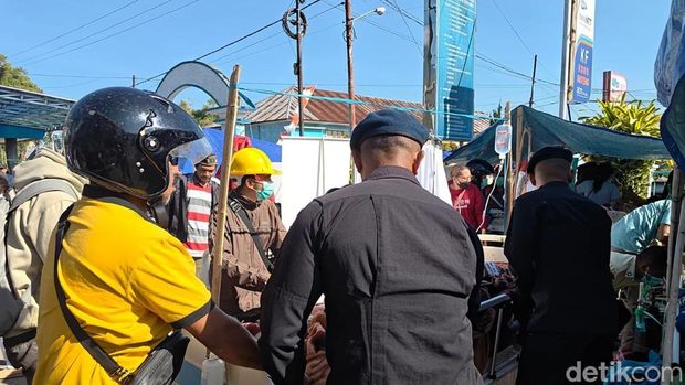 Personel Polsek Kewapante, Sikka, NTT bersama Kompi 4 Batalyon B Pelopor Maumere mendirikan sejumlah tenda darurat di RSU Santo Gabriel. (Istimewa)