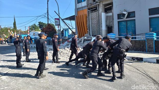 Personel Polsek Kewapante, Sikka, NTT bersama Kompi 4 Batalyon B Pelopor Maumere mendirikan sejumlah tenda darurat di RSU Santo Gabriel. (Istimewa)