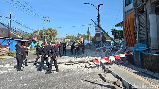 Personel Polsek Kewapante, Sikka, NTT bersama Kompi 4 Batalyon B Pelopor Maumere mendirikan sejumlah tenda darurat di RSU Santo Gabriel. (Istimewa)