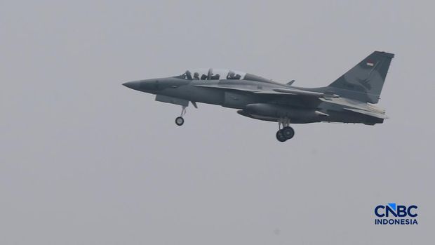 Pesawat Jet Tempur KAI T-50i Golden Eagle lepas landas dari Lapangan Udara Halim Perdanakusuma, Jakarta, Sabtu, (15/8/2026). Pesawat Jet Tempur KAI T-50i Golden Eagle lepas landas dari Lapangan Udara Halim Perdanakusuma, Jakarta, Sabtu, (15/8/2026). (CNBC Indonesia/Muhammad Sabki)