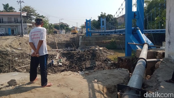 Pipa besi PDAM di Cawas sudah selesai dipasang di dekat jembatan Cawas.