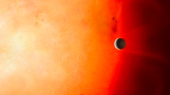 TOI 849 b, Dunia Berbatu yang Kehilangan Atmosfernya. TOI 849 b berukuran kira-kira seperti Neptunus, tetapi memiliki karakter yang sangat berbeda. Eksoplanet ini sangat padat dan berbatu, dengan massa sekitar 40 kali Bumi. Ia mengorbit sangat dekat dengan bintangnya sehingga satu tahun di sana hanya berlangsung sekitar 18 jam, sementara suhu permukaannya mencapai sekitar 1.530 derajat Celsius. Astronom menduga TOI 849 b mungkin merupakan sisa inti planet gas raksasa yang atmosfernya telah terlepas. Foto: NASA