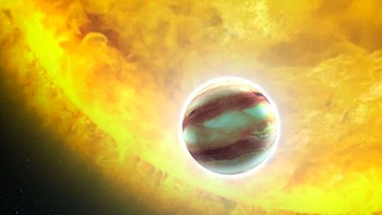 HAT-P-7b, Planet Gelap dengan Langit Seperti Safir. HAT-P-7b berukuran lebih besar dari Jupiter dan mengorbit sangat dekat dengan bintangnya. Satu tahun di planet ini berlangsung kurang dari tiga hari, sementara suhu sisi siangnya dapat mencapai lebih dari 2.200 derajat Celsius. Meski sangat panas, HAT-P-7b juga termasuk planet yang sangat gelap karena mampu menyerap lebih dari 97% cahaya tampak yang mengenainya. Foto: NASA