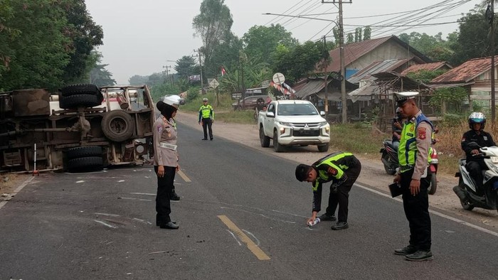 Polisi melakukan olah TKP truk BBM tabrak Calya di Prabumulih