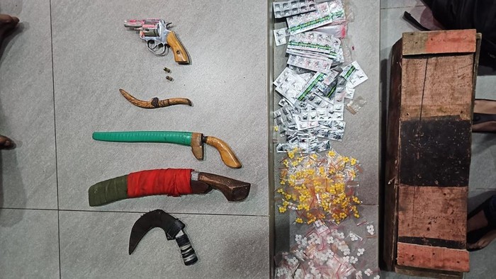 Polisi menangkap 3 pengedar obat keras ilegal di wilayah Cigombong, Bogor. Ribuan butir hingga senjata api (senpi) rakitan disita dalam penangkapan itu. (dok Ist)