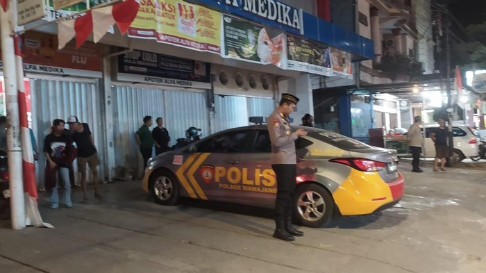Cekcok antara Indra Jaya dan jukir liar di Makassar berujung tawuran. Keributan melibatkan dua kelompok, menyebabkan beberapa orang terluka.