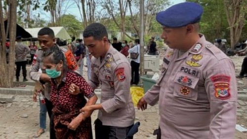Polisi mengevakuasi lansia korban gempa bumi di Pulau Flores, NTT, Sabtu (15/8/2026). (Dok. Polda NTT)