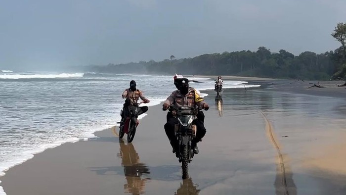Polisi saat melakukan perjalanan menuju ke daerah Pesisir Barat, Lampung, untuk antarkan bendera merah putih