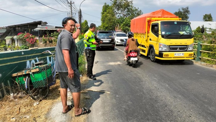 Polisi saat mendatangi lokasi kecelakaan antara truk dan pesepeda di Jalan Cepit-Tembi, tepatnya di atas Jembatan Miri, Pendowoharjo, Sewon, Bantul, Sabtu (15/8/2026).