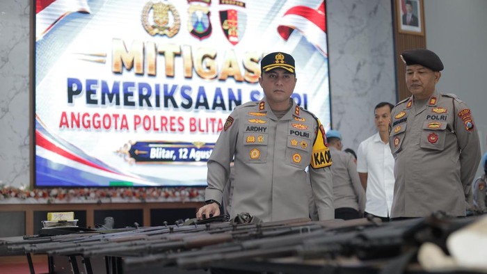 Senjata Api Dinas Anggota Polres Blitar Dicek Satu per Satu