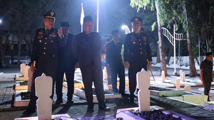 Forkopimda Gresik gelar renungan di Taman Makam Pahlawan jelang HUT ke-81 RI