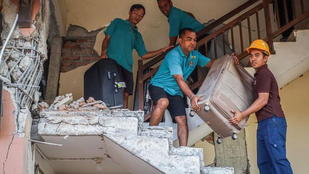 Wisatawan asing mengemasi barang dari gedung Hotel Jayakarta usai gempa di Labuan Bajo, Manggarai Barat, Nusa Tenggara Timur (NTT), Sabtu (15/8/2026). Badan Meteorologi, Klimatologi, dan Geofisika menyatakan gempa bumi berkekuatan 6,2 magnitudo dengan kedalaman 10 km di 46 kilometer timur laut Labuan Bajo itu terjadi pada pukul  06.13 WITA setelah sebelumnya gempa berkekuatan M 7,7 juga terjadi di timur laut Mbay Nagekeo, NTT. ANTARA FOTO/Gecio Viana/sth/nz