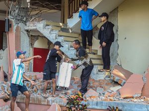 Polisi Kerahkan Anjing K-9 Cari Korban di Reruntuhan Gempa M 7 NTT