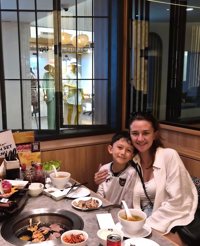 Potret Seru Dahlia Poland Saat Kulineran hingga Masak di Dapur