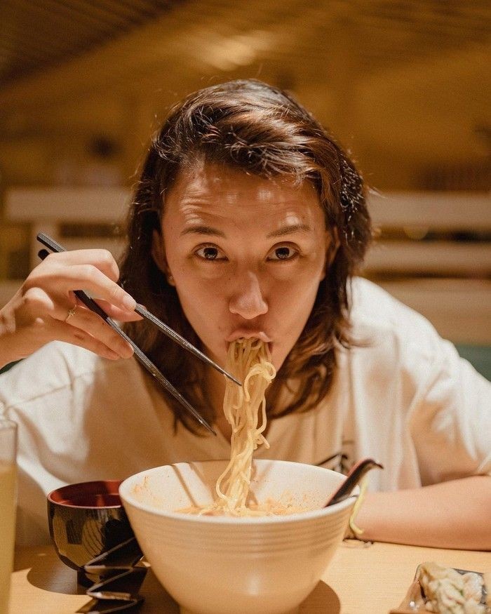 Potret Seru Dahlia Poland Saat Kulineran hingga Masak di Dapur