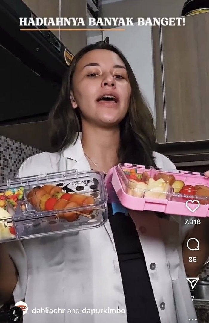 Potret Seru Dahlia Poland Saat Kulineran hingga Masak di Dapur