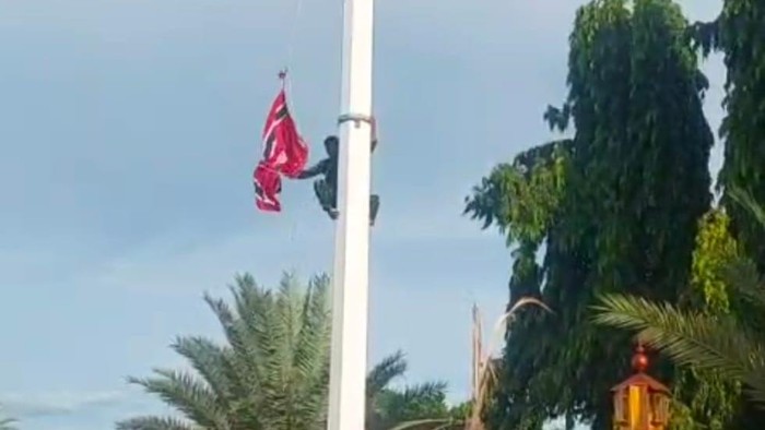 Prajurit TNI Tampak menurunkan bendera bulan bintang di Masjid Raya Baiturrahman Aceh. (Dok. Kodam Iskandar Muda