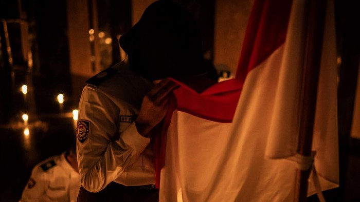 Calon anggota Paskibraka Nasional mencium Bendera Merah Putih pada prosesi Renungan Jiwa menjelang pengukuhan Paskibraka Nasional di Jakarta, Jumat (14/8/2026). Prosesi tersebut menjadi bagian refleksi atas pembinaan yang telah dijalani sebelum pengukuhan anggota Paskibraka dan menjalankan tugas pengibaran Bendera Merah Putih di Istana Merdeka pada 17 Agustus 2026. ANTARA FOTO/Bayu Pratama S/YU