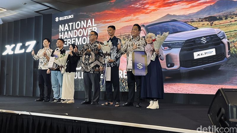 PT Suzuki Indomobil Sales (SIS) resmi memulai penyerahan perdana Suzuki XL7 terbaru kepada konsumen di Indonesia.