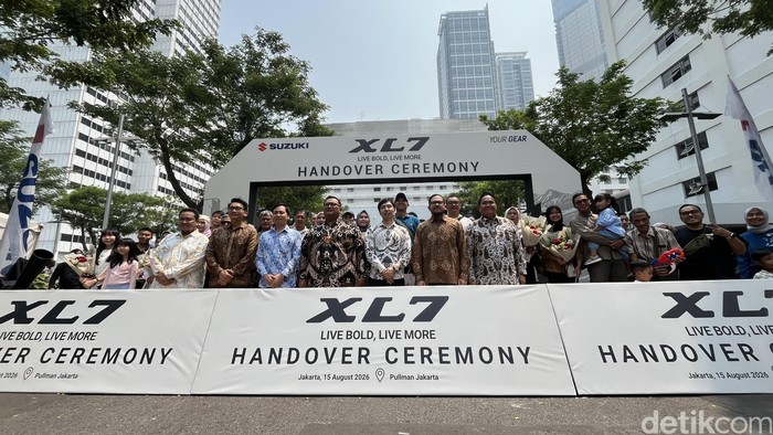 PT Suzuki Indomobil Sales (SIS) resmi memulai penyerahan perdana Suzuki XL7 terbaru kepada konsumen di Indonesia.