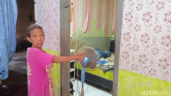 Saksi menunjukkan kamar tempat istri di lumajang potong kemaluan suaminya.