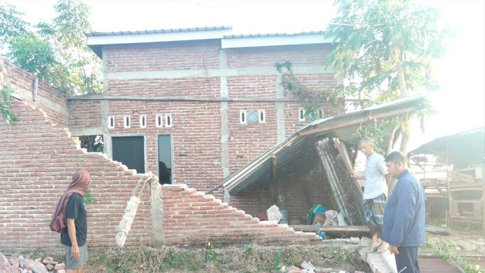 Salah satu rumah rusak di Kabupaten Bima akibat gempa M 7,7 yang mengguncang Pulau Flores, NTT, Sabtu (15/8/2026). (Dok. BPBD Kabupaten Bima)