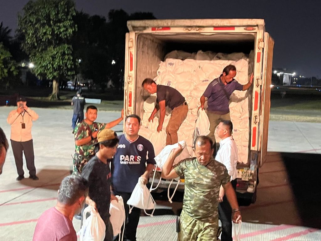 Sejumlah barang bantuan yang akan dikirimkan BNPB melalui Baseops TNI AU Halim Perdanakusuma Jakarta pada Sabtu (15/8). Sejumlah barang bantuan yang akan dikirimkan BNPB melalui Baseops TNI AU Halim Perdanakusuma Jakarta pada Sabtu (15/8). (Istimewa)