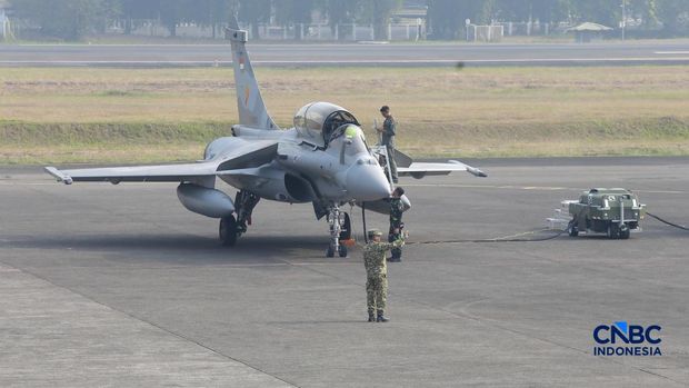 Sejumlah pesawat tempur TNI Angkatan Udara bersiap lepas landas saat latihan demo udara untuk memperingati HUT ke-81 TNI di Terminal Selatan Lanud Halim Perdanakusuma, Jakarta, Sabtu, (15/8/2026). Sejumlah pesawat tempur TNI Angkatan Udara bersiap lepas landas saat latihan demo udara untuk memperingati HUT ke-81 TNI di Terminal Selatan Lanud Halim Perdanakusuma, Jakarta, Sabtu, (15/8/2026). (CNBC Indonesia/Muhammad Sabki)