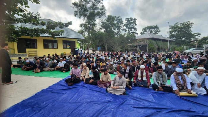 Sekolah Alam Pondok Pesantren Bina Insan Pangkalan Bun menggelar salat istisqa.