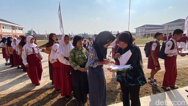 Sekolah rakyat Blitar Ratusan siswa mengikuti Masa Pengenalan Lingkungan Sekolah (MPLS) di Sekolah Rakyat Terintegrasi 2 Kota Blitar, Sabtu (15/8/2026).