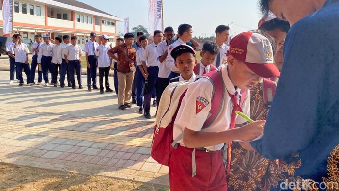 Ratusan siswa mengikuti Masa Pengenalan Lingkungan Sekolah (MPLS) di Sekolah Rakyat Terintegrasi 2 Kota Blitar, Sabtu (15/8/2026).
