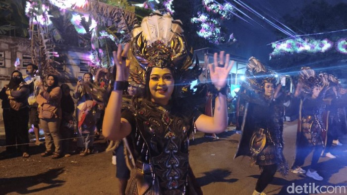 Karnaval HUT ke-81 RI di Desa Kalidawir, Kecamatan Tanggulangin, Sidoarjo dimeriahkan sound horeg dan dancer