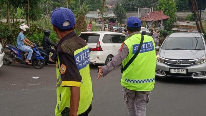 Supeltas bantu Polres Bogor urai kepadatan volume kendaraan di jalur Puncak, Bogor, Jawa Barat (Jabar), Sabtu (15/8/2026).