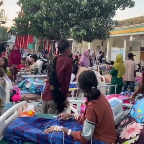 Tangkapan layar video pasien RS Muhammadiyah Bima, NTB, yang dievakuasi ke halaman parkir saat gempa pada Sabtu (15/8/2026). (Foto: Dok. Istimewa)