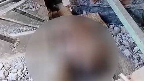 Tangkapan layar video seorang perempuan  di Manggarai Timur,  NTT, tewas tertimbun reruntuhan akibat gempa,  Sabtu (15/8/2026). (Foto: Dok. Istimewa)