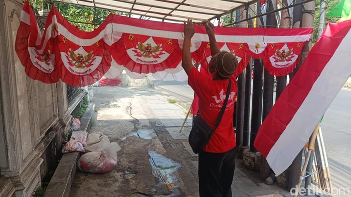 Tarsadi, penjual bendera musiman di Kota Cirebon