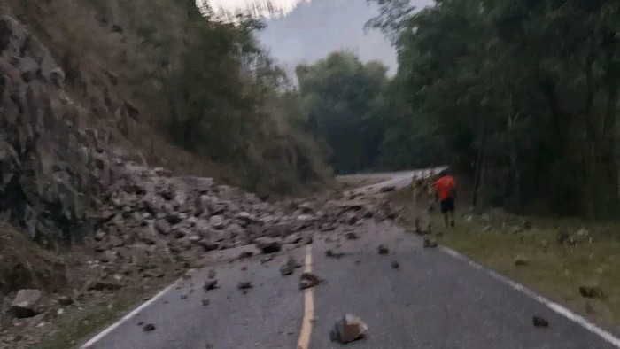 Tebing Longsor imbas gempa bumi flores