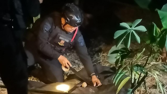 Tim Gegana Brimob Polda Sumsel mengamankan  benda diduga granat di Aspol Punti Kayu, Palembang