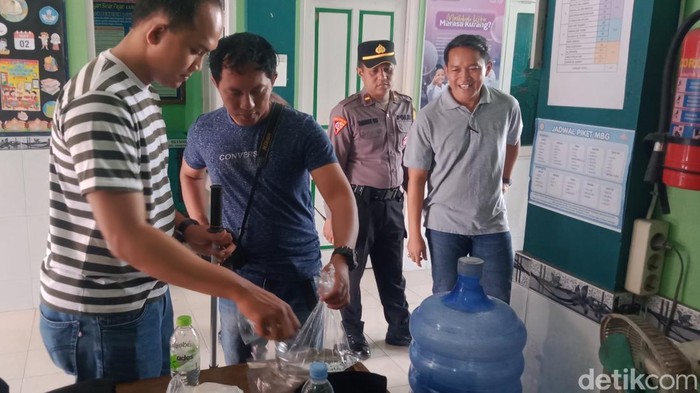 Tim Inafis Polresta Klaten mengambil sampel air galon di SDIT Sinar Fajar Cawas Klaten, Sabtu (15/8/2026).