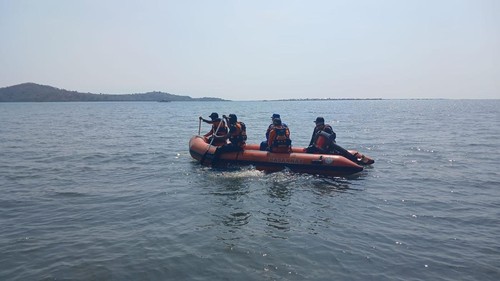 Tim SAR Mataram melakukan pencarian pemanah ikan yang hilang di Perairan Labuan Alas, Sumbawa, NTB. (Dok. SAR Mataram)