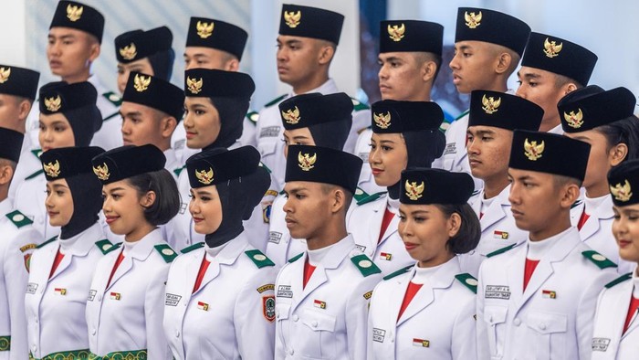 Anggota Paskibraka berfoto bersama usai dikukuhkan dalam Upacara Pengukuhan Paskibraka Tingkat Pusat 2026 di Istana Negara, Jakarta, Sabtu (15/8/2026). Wakil Presiden Gibran Rakabuming Raka mengukuhkan 76 anggota Paskibraka dari 38 provinsi di Indonesia yang akan bertugas dalam Upacara Peringatan HUT ke-81 Kemerdekaan RI di Istana Merdeka, Jakarta pada 17 Agustus 2026. ANTARA FOTO/Bayu Pratama S/wpa.