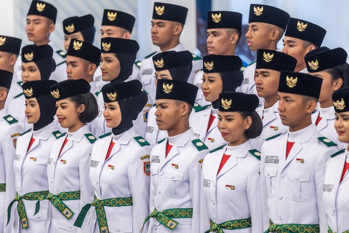 Wakil Presiden Gibran Rakabuming Raka (kanan) memberi selamat kepada anggota Paskibraka usai dikukuhkan dalam Upacara Pengukuhan Paskibraka Tingkat Pusat 2026 di Istana Negara, Jakarta, Sabtu (15/8/2026). Wakil Presiden Gibran Rakabuming Raka mengukuhkan 76 anggota Paskibraka dari 38 provinsi di Indonesia yang akan bertugas dalam Upacara Peringatan HUT ke-81 Kemerdekaan RI di Istana Merdeka, Jakarta pada 17 Agustus 2026. ANTARA FOTO/Bayu Pratama S/wpa.