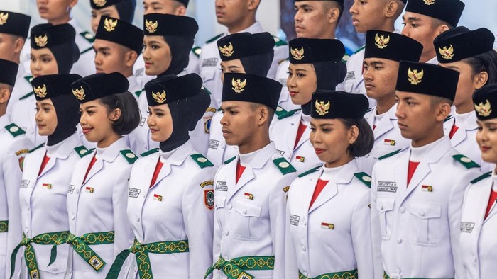 Wakil Presiden Gibran Rakabuming Raka (kanan) memberi selamat kepada anggota Paskibraka usai dikukuhkan dalam Upacara Pengukuhan Paskibraka Tingkat Pusat 2026 di Istana Negara, Jakarta, Sabtu (15/8/2026). Wakil Presiden Gibran Rakabuming Raka mengukuhkan 76 anggota Paskibraka dari 38 provinsi di Indonesia yang akan bertugas dalam Upacara Peringatan HUT ke-81 Kemerdekaan RI di Istana Merdeka, Jakarta pada 17 Agustus 2026. ANTARA FOTO/Bayu Pratama S/wpa.