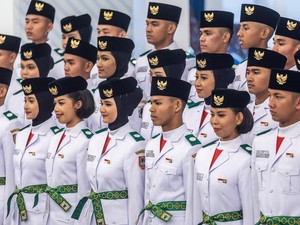 Daftar Tim Indonesia Adil Makmur, Paskibraka Penurunan Bendera di Istana Merdeka
