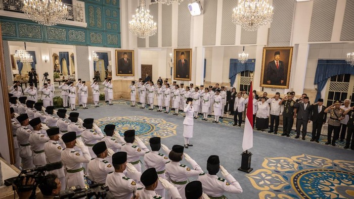 Wakil Presiden Gibran Rakabuming Raka (kanan) memberi selamat kepada anggota Paskibraka usai dikukuhkan dalam Upacara Pengukuhan Paskibraka Tingkat Pusat 2026 di Istana Negara, Jakarta, Sabtu (15/8/2026). Wakil Presiden Gibran Rakabuming Raka mengukuhkan 76 anggota Paskibraka dari 38 provinsi di Indonesia yang akan bertugas dalam Upacara Peringatan HUT ke-81 Kemerdekaan RI di Istana Merdeka, Jakarta pada 17 Agustus 2026. ANTARA FOTO/Bayu Pratama S/wpa.