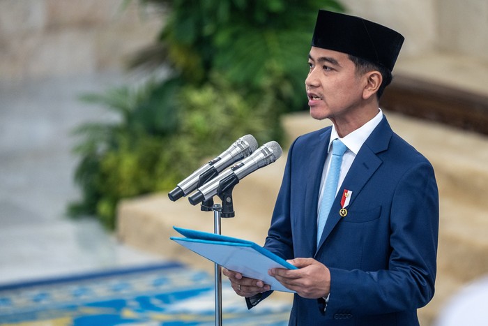 Wakil Presiden Gibran Rakabuming Raka (kanan) memberi selamat kepada anggota Paskibraka usai dikukuhkan dalam Upacara Pengukuhan Paskibraka Tingkat Pusat 2026 di Istana Negara, Jakarta, Sabtu (15/8/2026). Wakil Presiden Gibran Rakabuming Raka mengukuhkan 76 anggota Paskibraka dari 38 provinsi di Indonesia yang akan bertugas dalam Upacara Peringatan HUT ke-81 Kemerdekaan RI di Istana Merdeka, Jakarta pada 17 Agustus 2026. ANTARA FOTO/Bayu Pratama S/wpa.