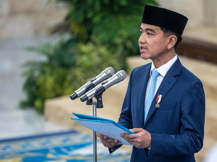 Wakil Presiden Gibran Rakabuming Raka (kanan) memberi selamat kepada anggota Paskibraka usai dikukuhkan dalam Upacara Pengukuhan Paskibraka Tingkat Pusat 2026 di Istana Negara, Jakarta, Sabtu (15/8/2026). Wakil Presiden Gibran Rakabuming Raka mengukuhkan 76 anggota Paskibraka dari 38 provinsi di Indonesia yang akan bertugas dalam Upacara Peringatan HUT ke-81 Kemerdekaan RI di Istana Merdeka, Jakarta pada 17 Agustus 2026. ANTARA FOTO/Bayu Pratama S/wpa.