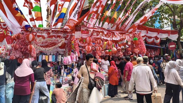 Warga berburu perlengkapan lomba hingga hadiah menjelang perayaan Hari Kemerdekaan ke-81 RI pada 17 Agustus di Pasar Jatinegara, Jakarta Timur.